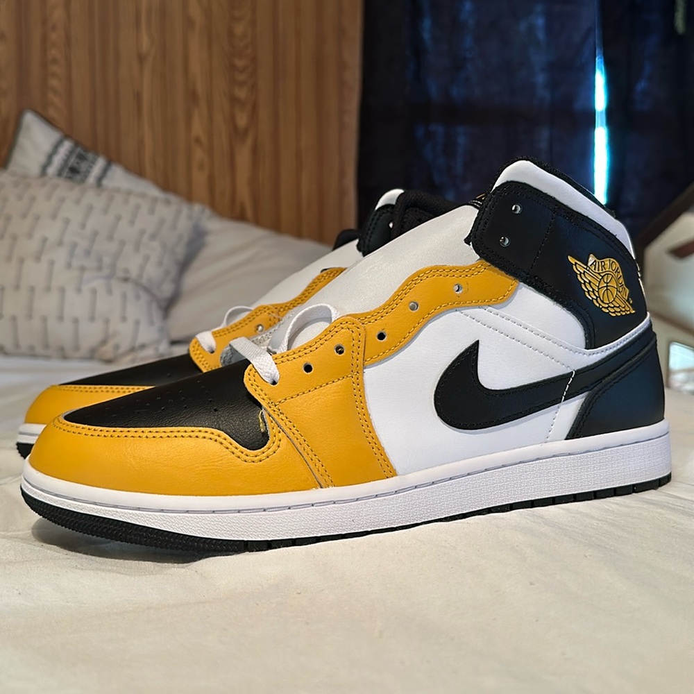 Men’s Jordan 1 Retro in Yellow Ochre size 11